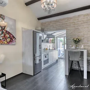 Apartment Penthouse Leonarda With Private Parking, Pula